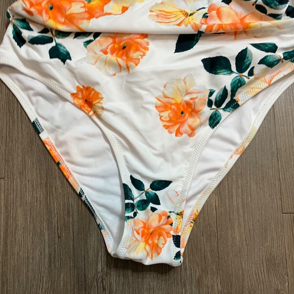 Cupshe Women's Ruffled V-Neck One-Piece Swimsuit with a floral print, Size Small - Picture 4 of 8